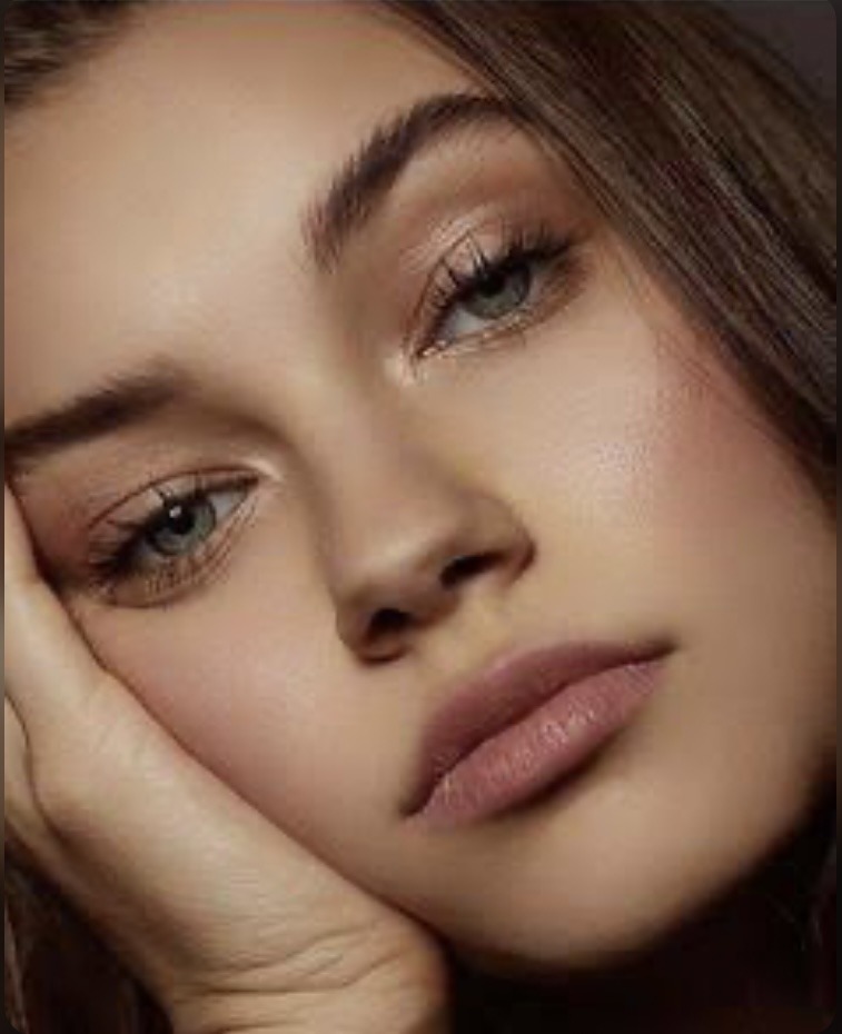 latest fashion trends for women-Minimal Makeup